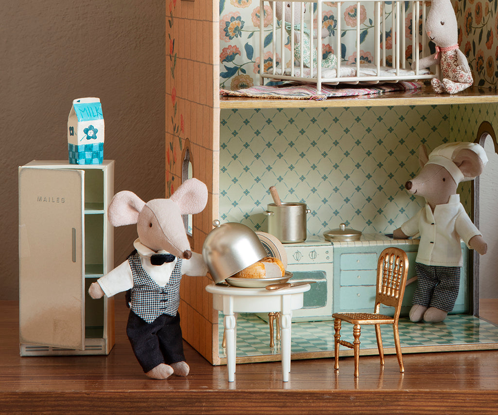 Waiter Mouse, Big Sister/Brother lifestyle