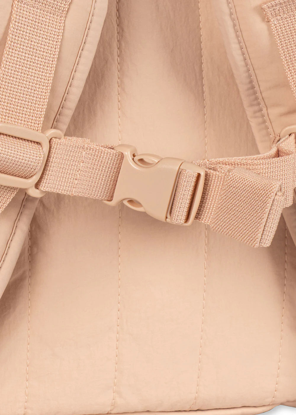 Close-up of adjustable chest buckle on Konges Sløjd Juno Kitty backpack