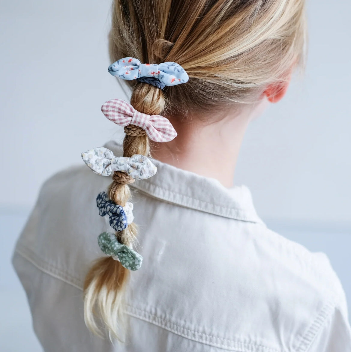 girl wearing Mimi and Lula Flora Bow Ponies hair ties