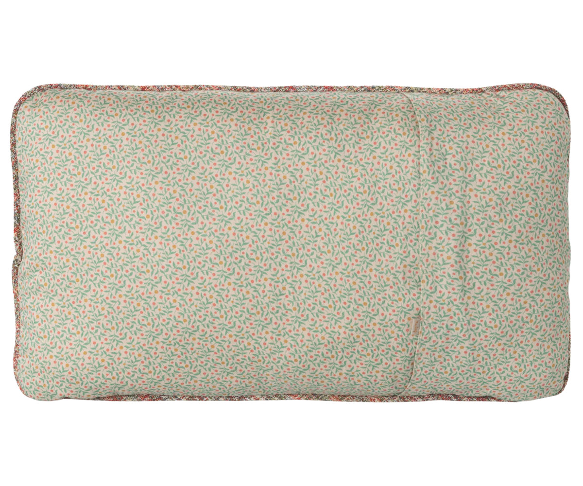 Maileg Unicorn Cushion – scale and packaging view