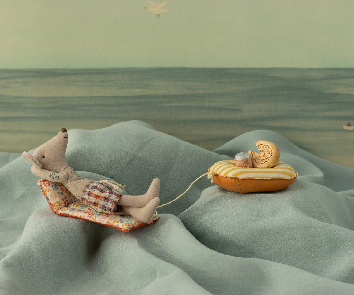 Maileg Dad Beach Mouse with Air Mattress Flower – side view