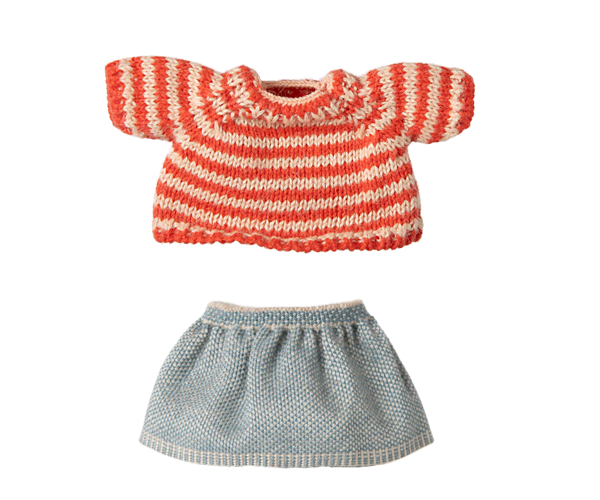 Knitted sweater and skirt, Big sister mouse