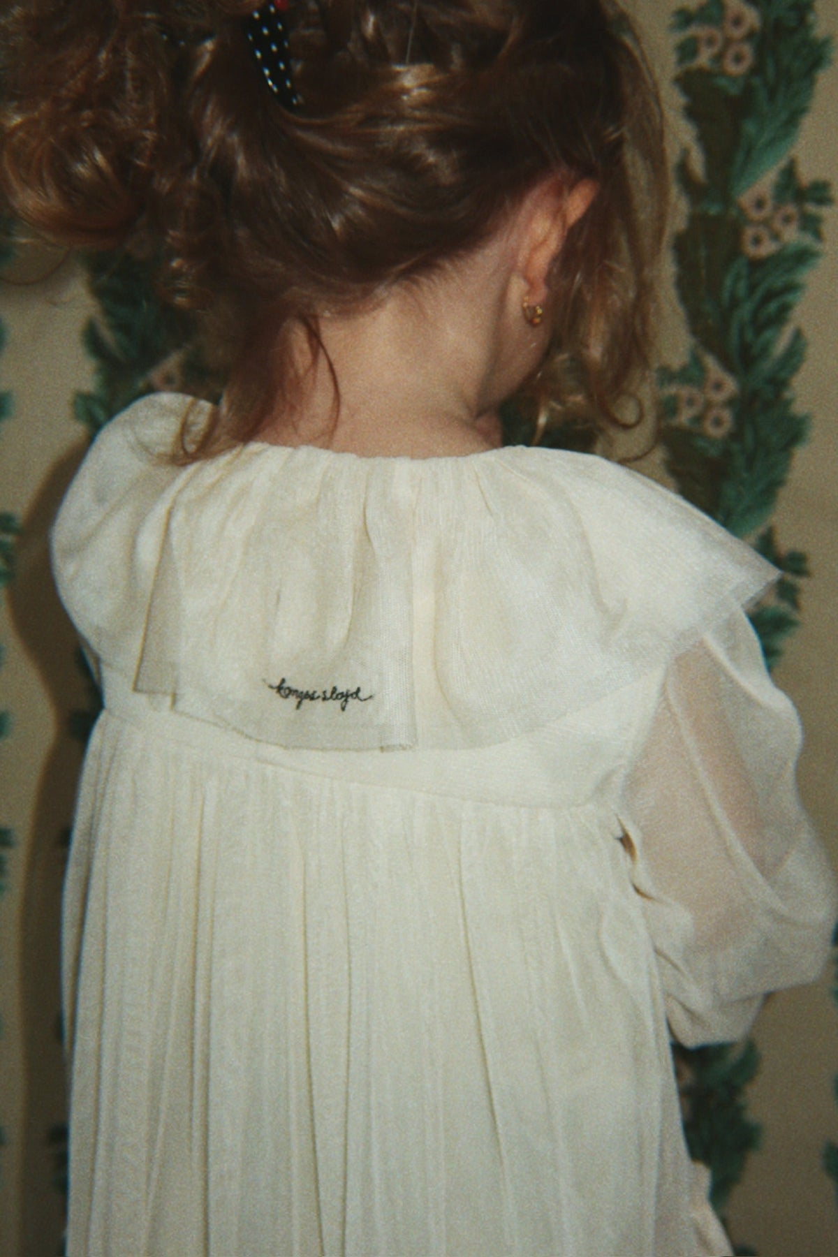 Girl wearing Konges Sløjd Bow Dress in Parchment