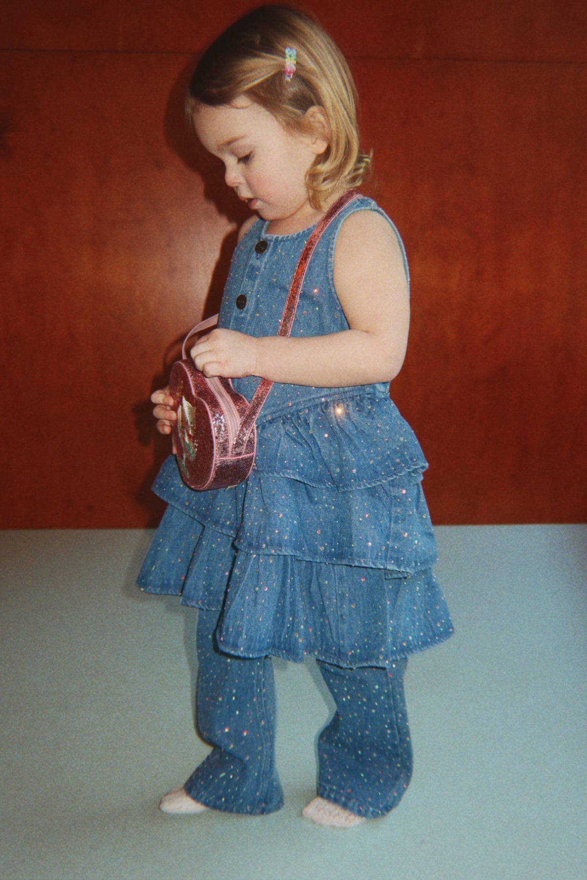 Konges Sløjd Elba Sparkle Jeans GOTS in Denim Sparkle, lifestyle photo on model