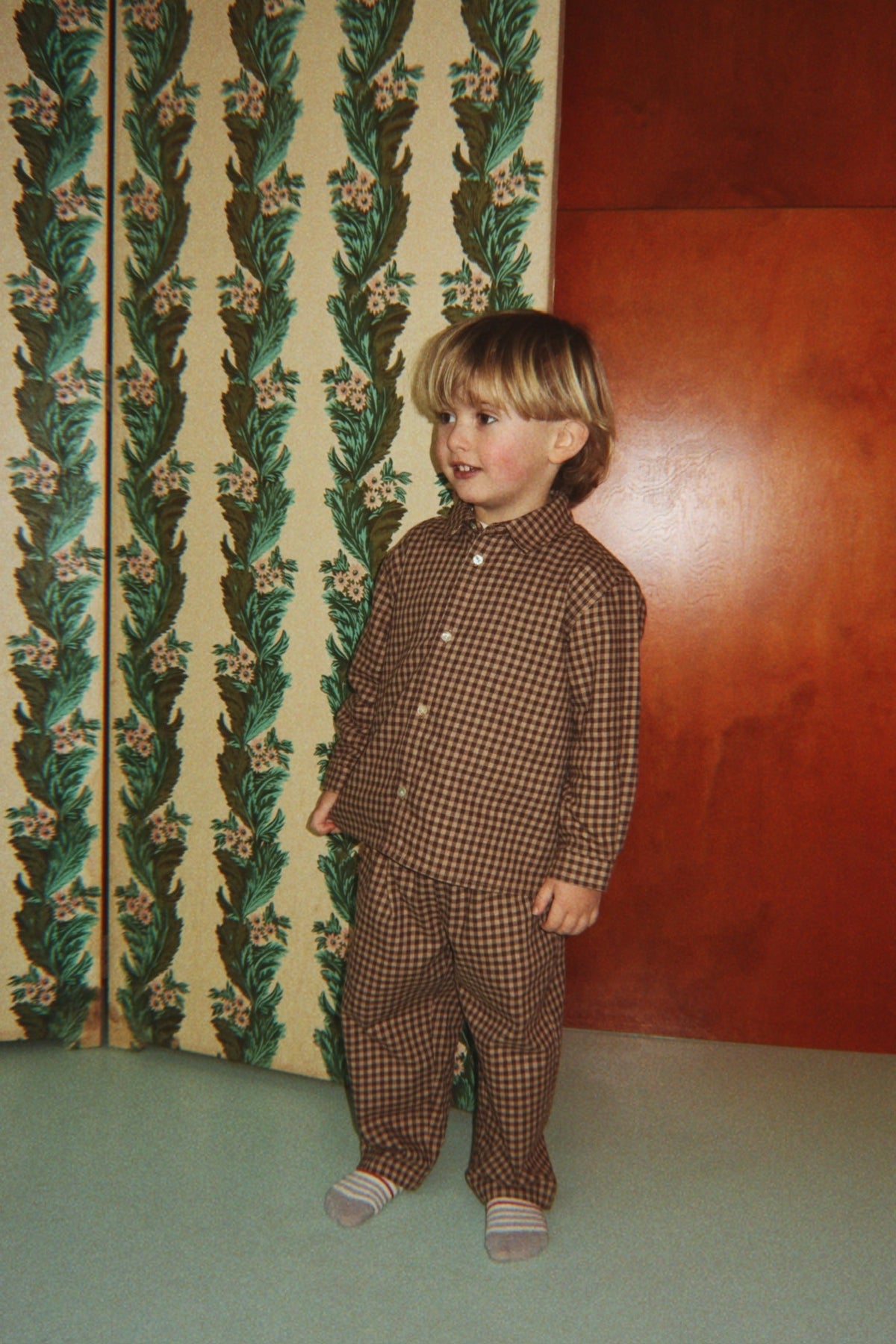 Konges Sløjd Foret Pants GOTS in Chocolate Check, lifestyle photo on model 1