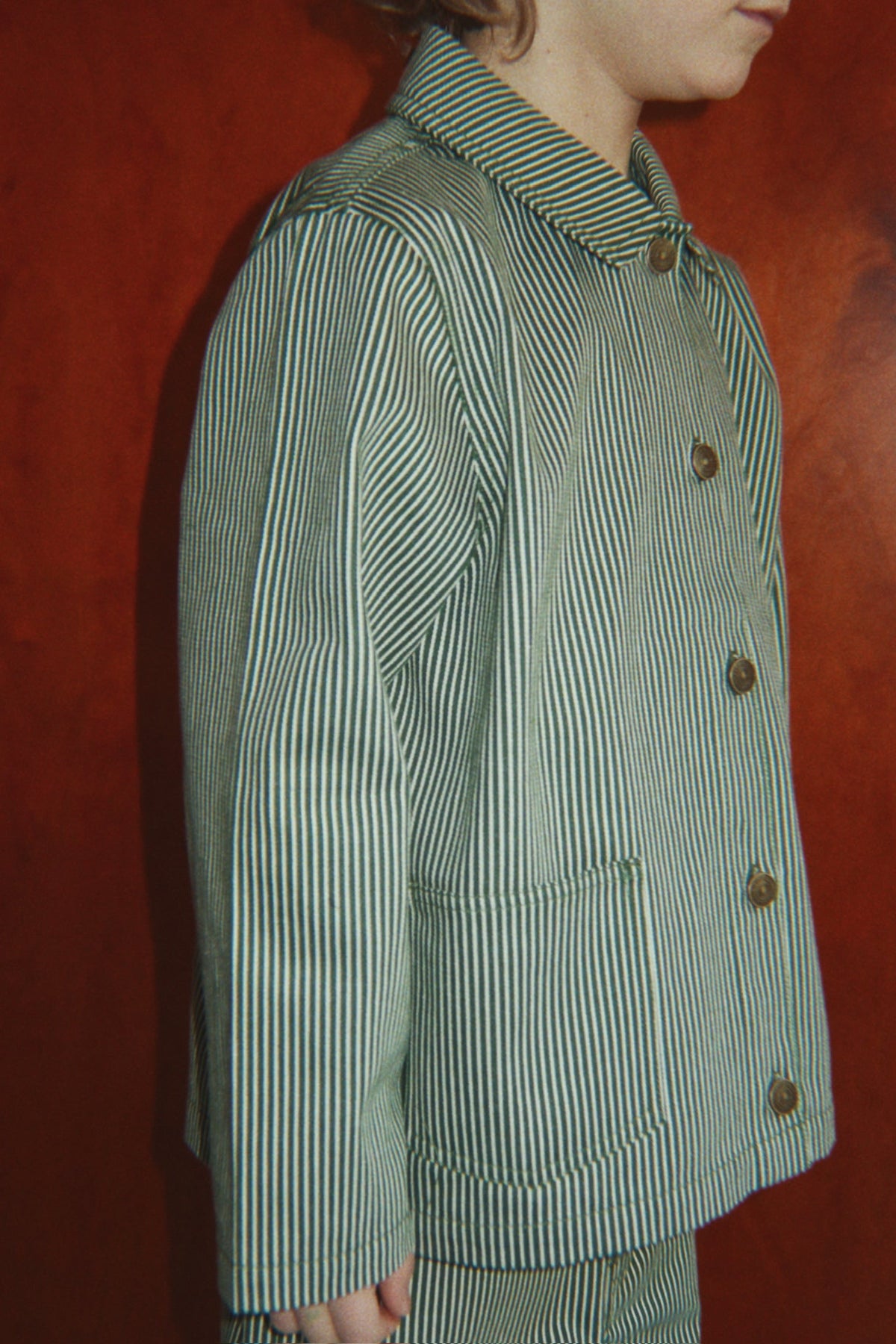 Konges Sløjd Luc Shirt Jacket GOTS in Milk Verte Stripe, lifestyle photo on model 3