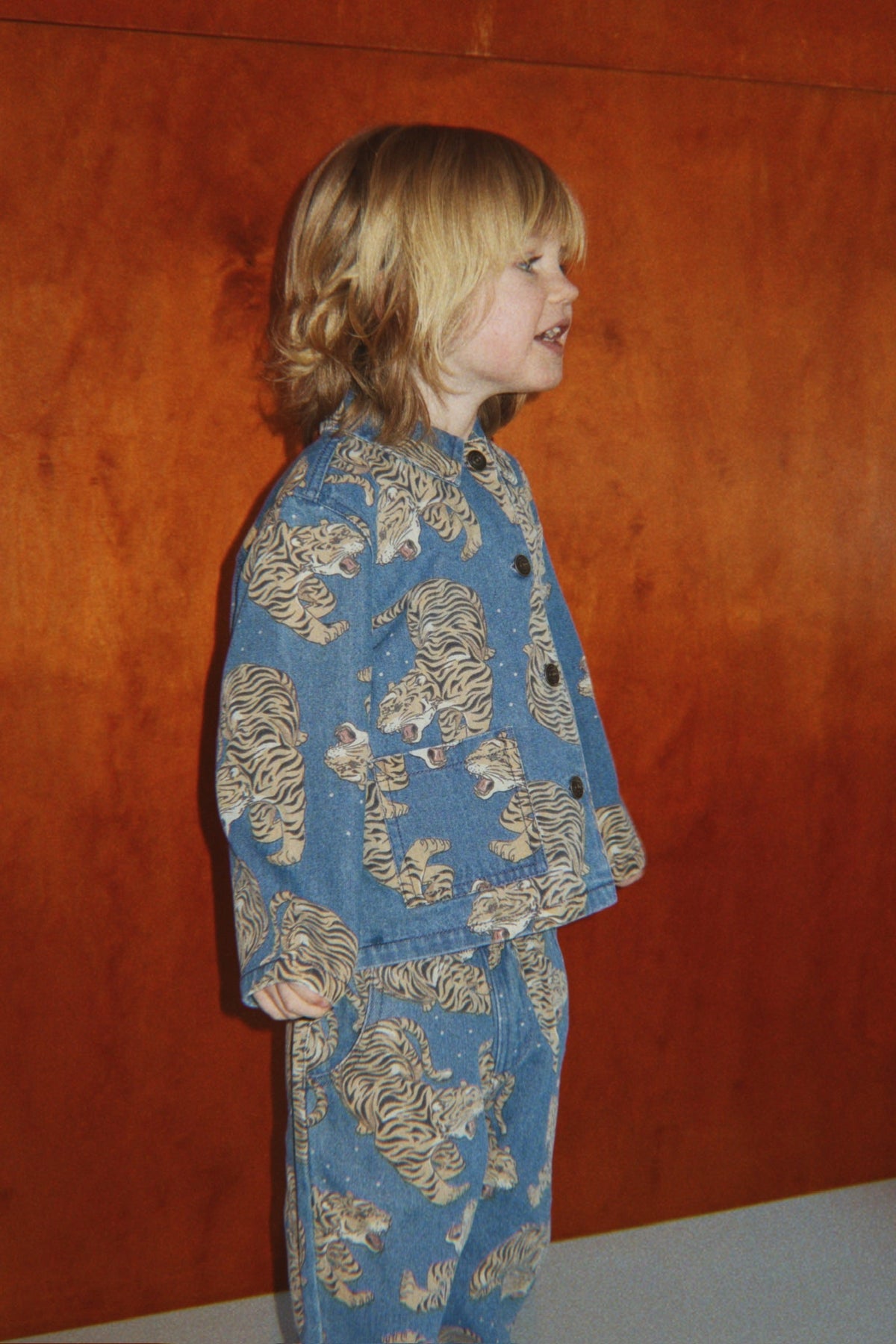 Konges Sløjd Magot Pants GOTS in Panthera, lifestyle photo on model 1