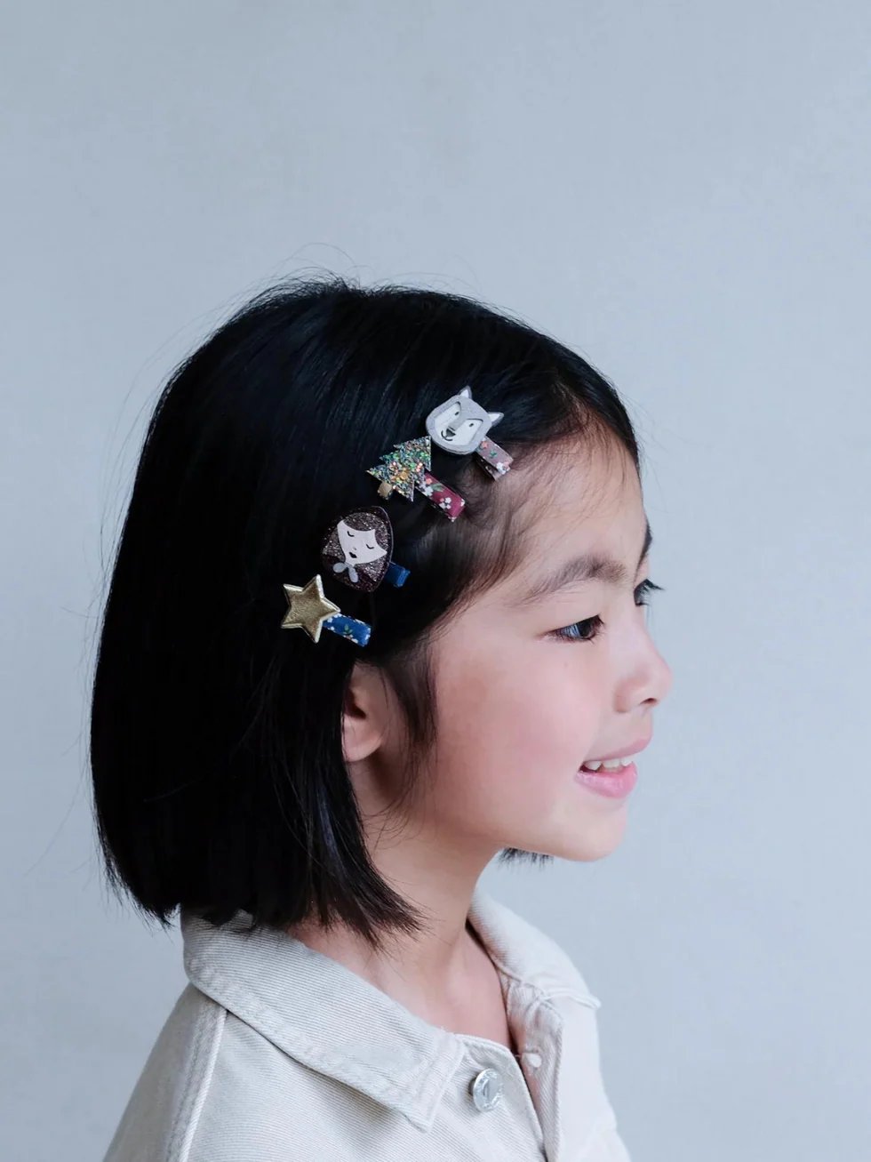 girl wearing Mimi and Lula mini hair clips