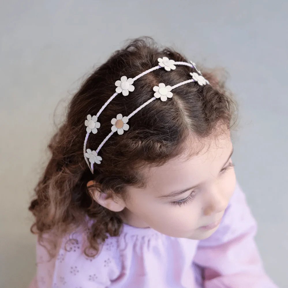 girl wearing Mimi and Lula daisy double headband