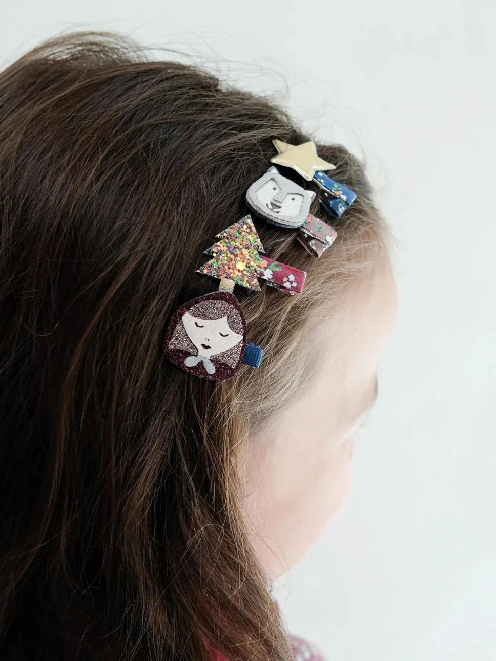 girl wearing Mimi and Lula mini hair clips