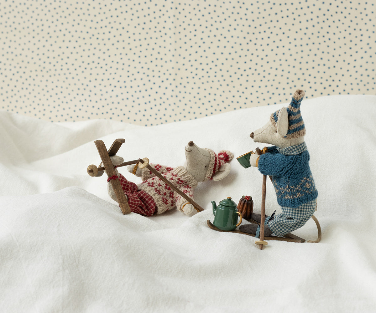 Winter Mouse with Ski Set, Mum - Red detail