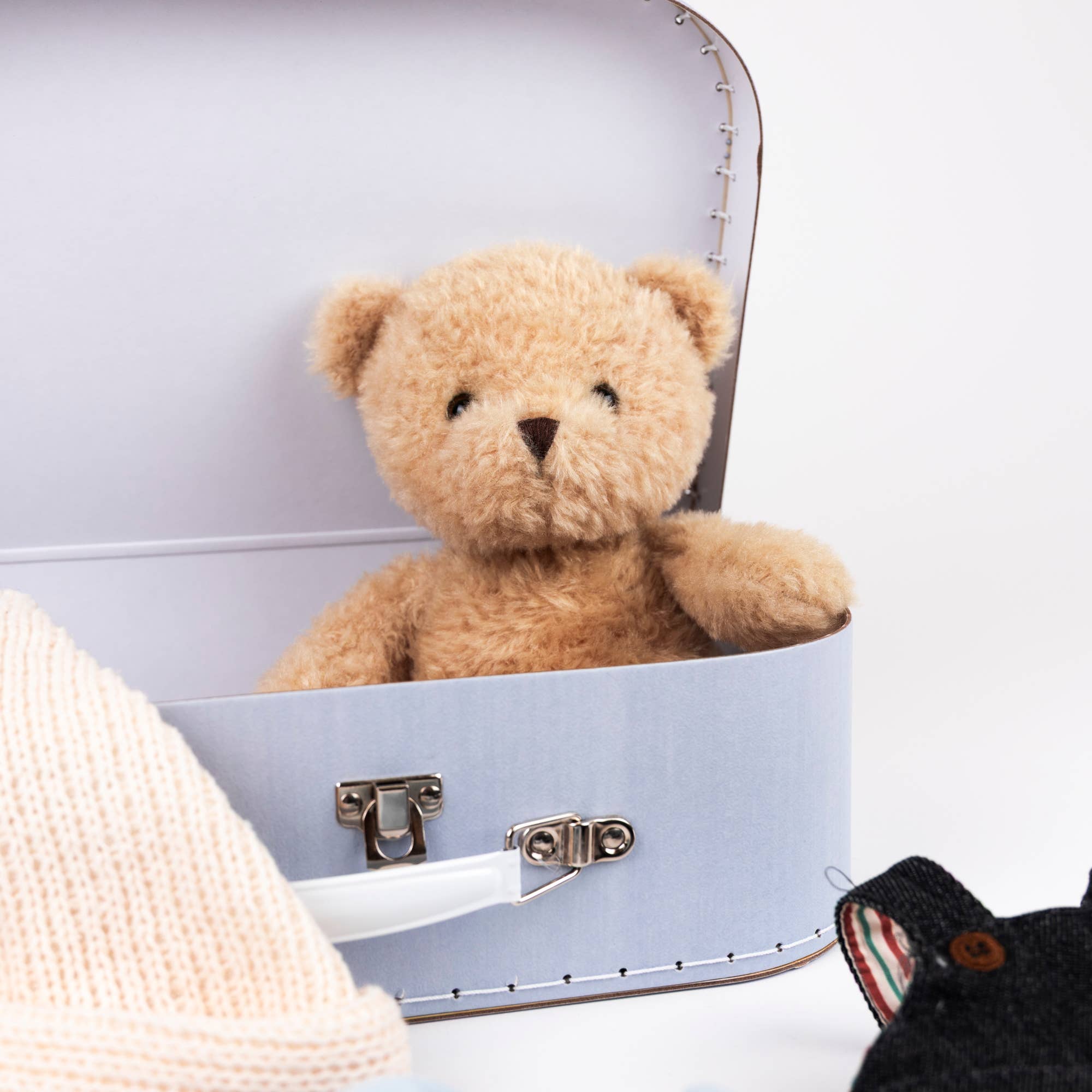 Morris With Clothes In A Case – Egmont