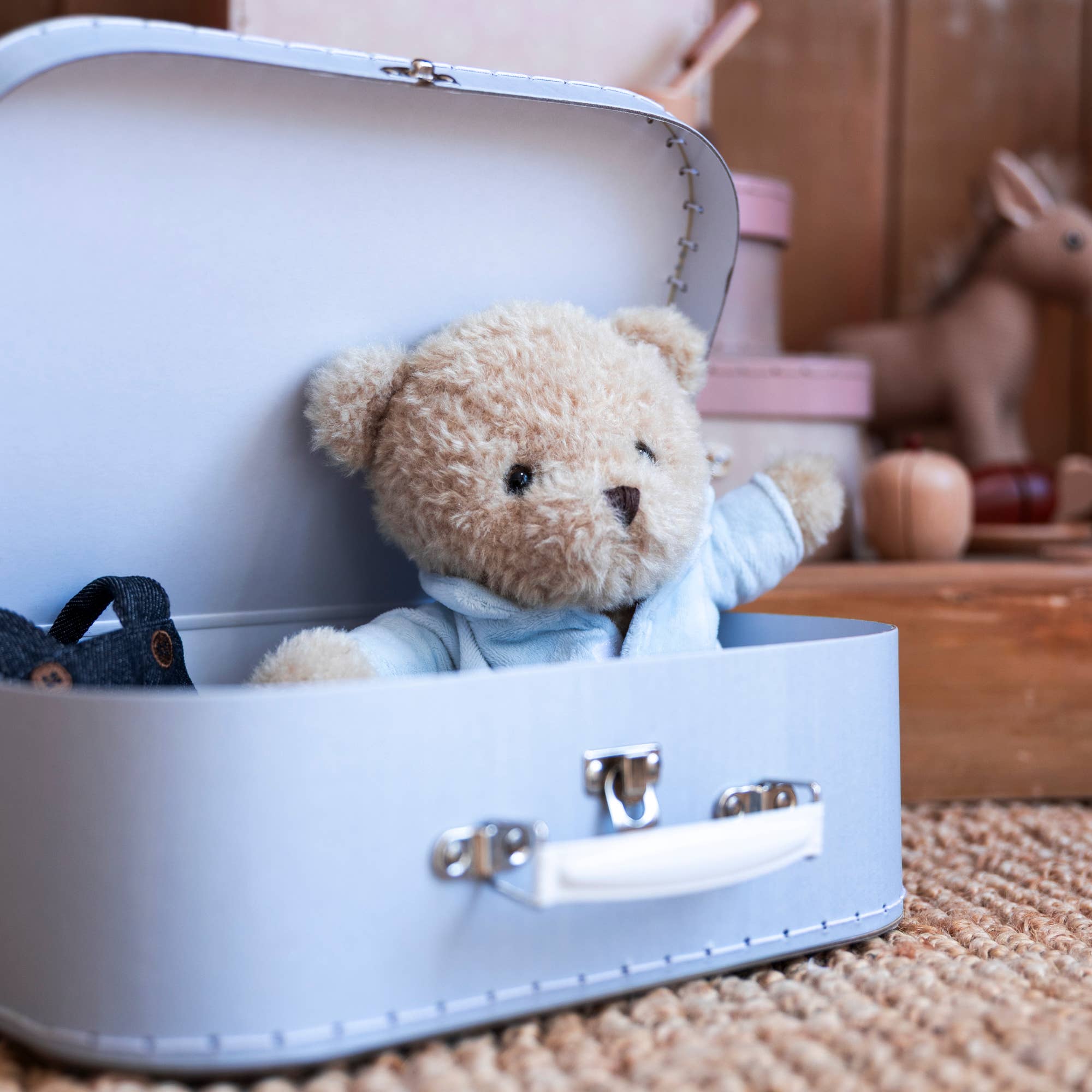 Morris With Clothes In A Case – Egmont