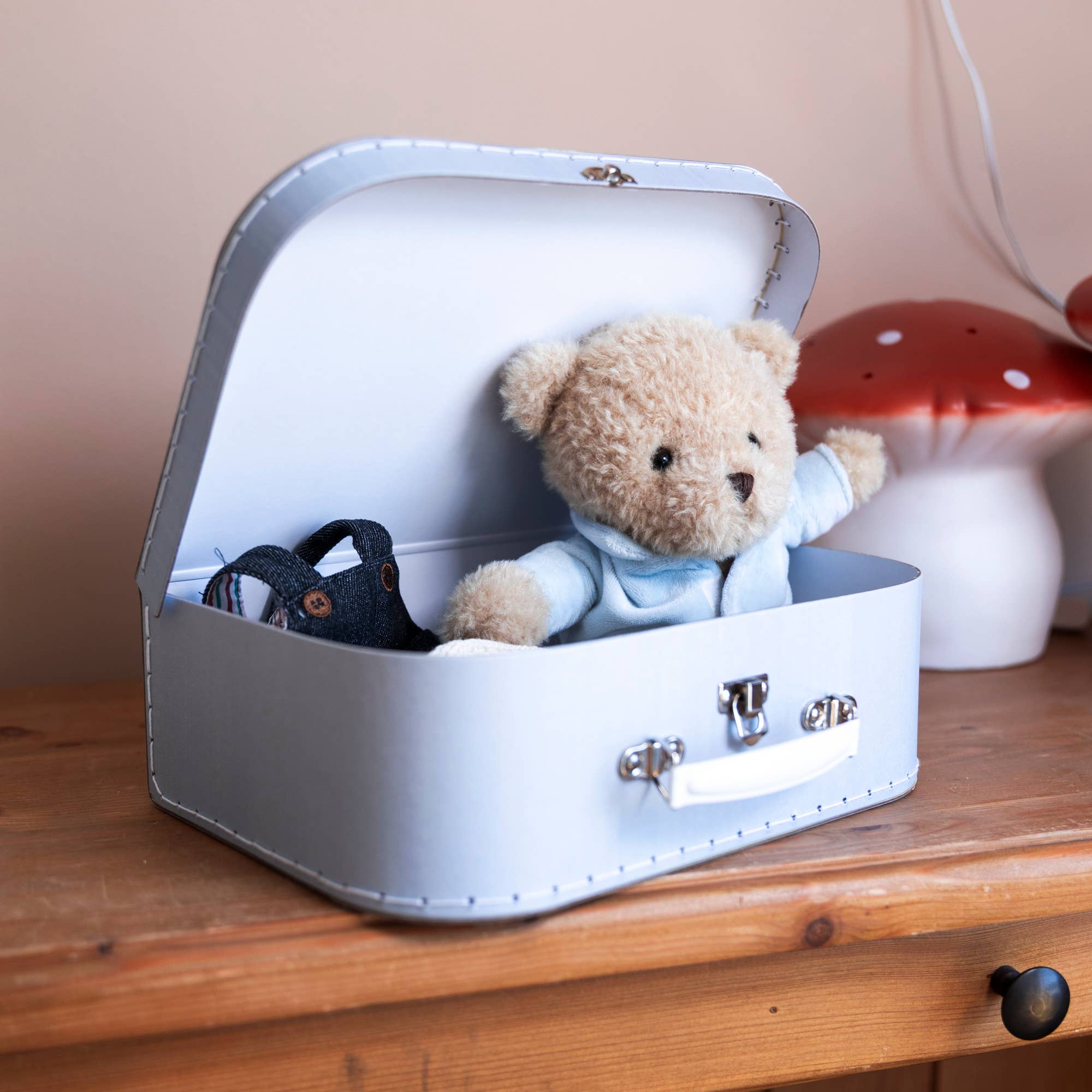 Morris With Clothes In A Case – Egmont