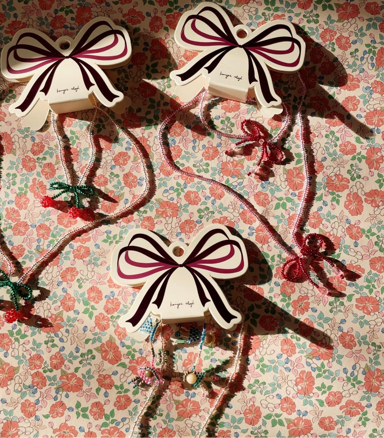 PEARLY NECKLACE &
BRACELET SET