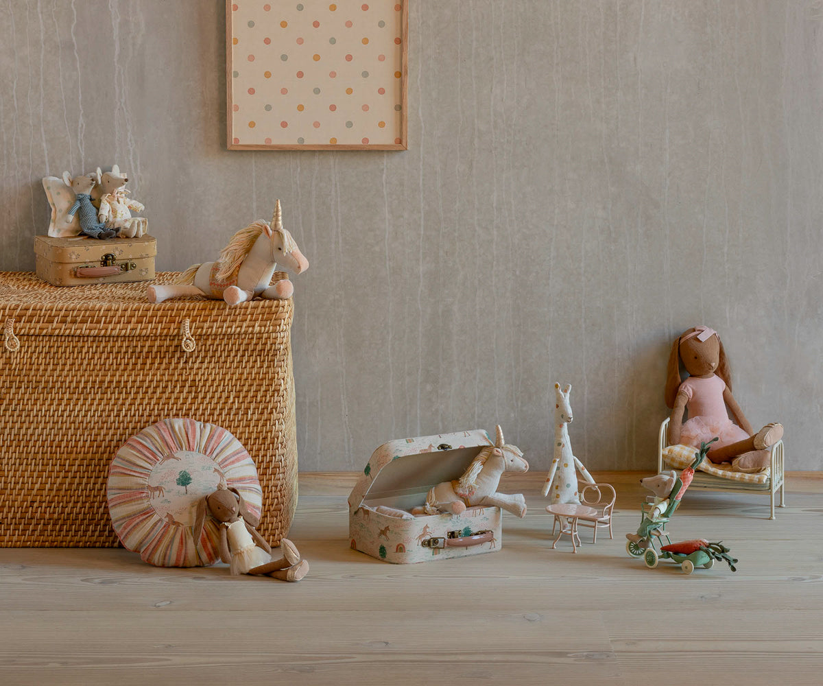 Unicorn, Small scene