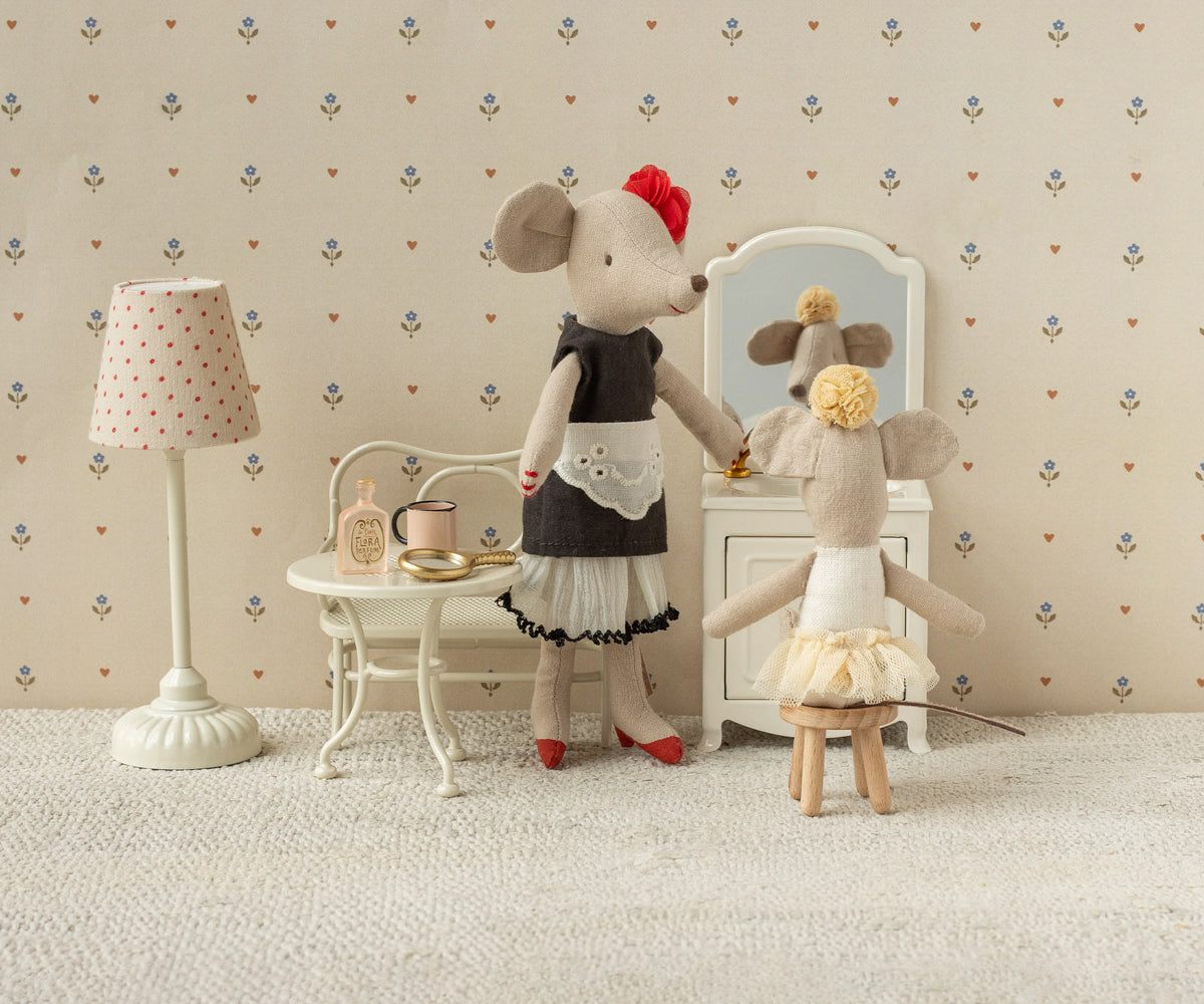 Beautician Mouse, Mum detail