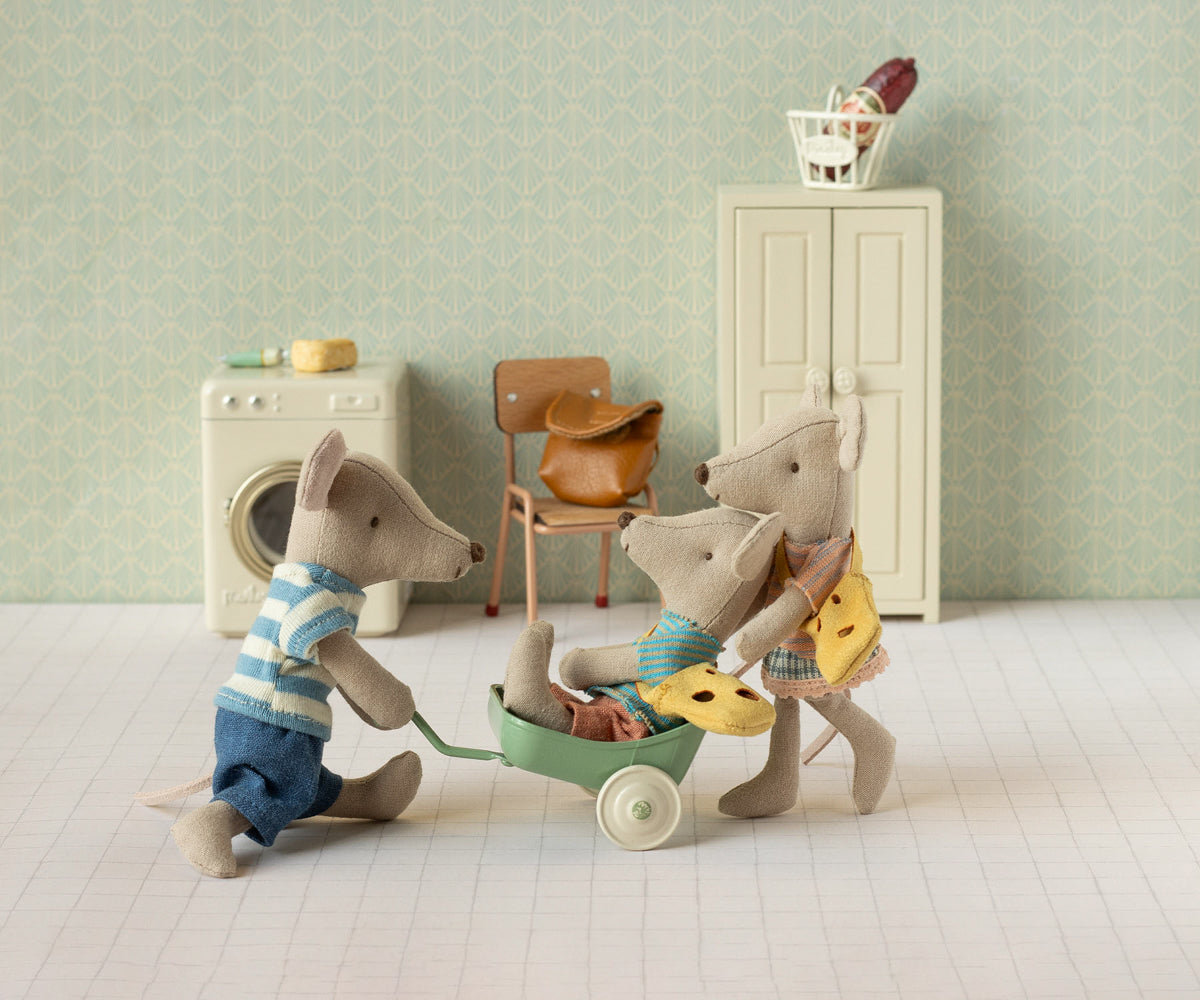 Tricycle mouse, Big brother - Brown scene