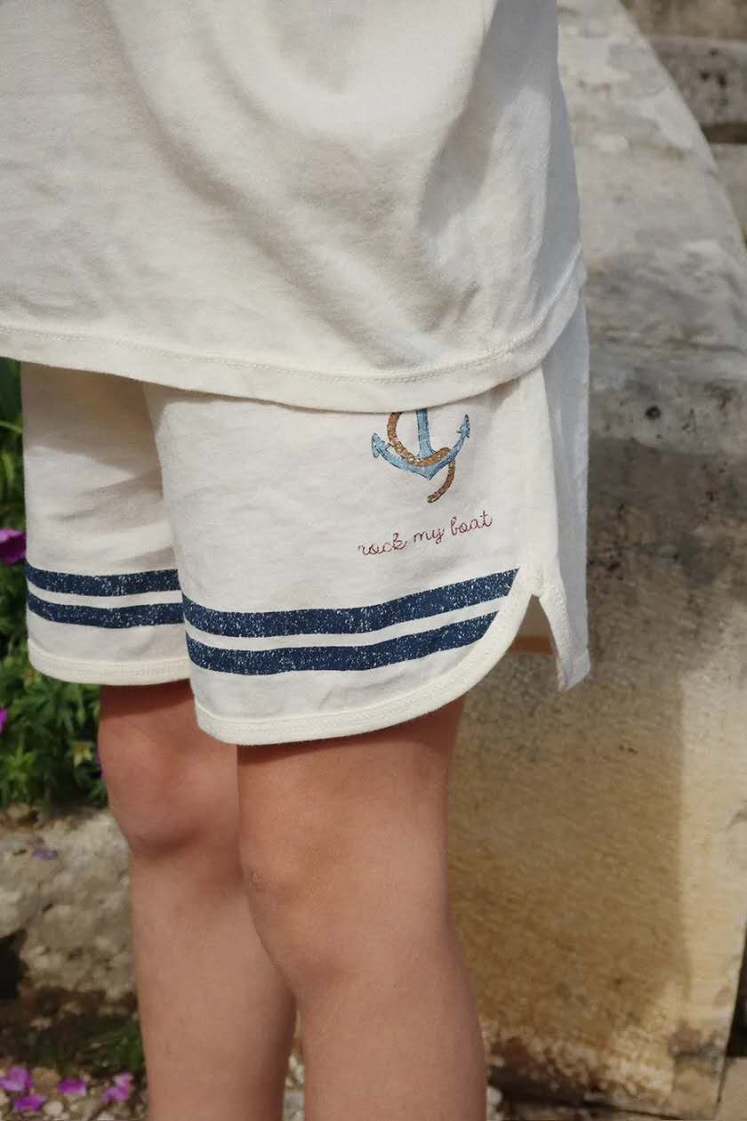 Close-up detail of Konges Sløjd Famo GOTS organic cotton shorts with sailor-inspired trim