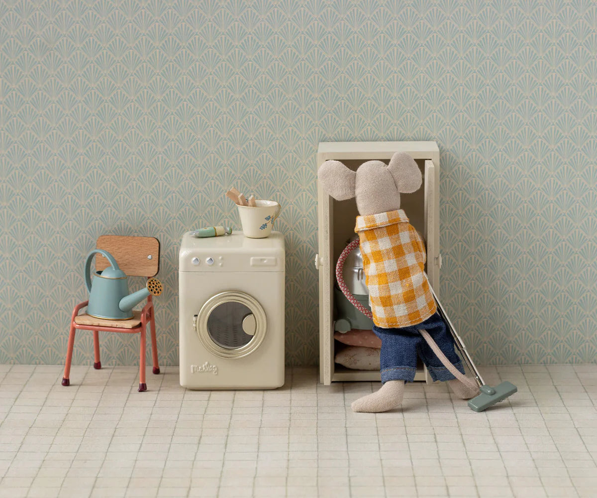 Maileg Miniature Washing Machine Off White – detail of machine design