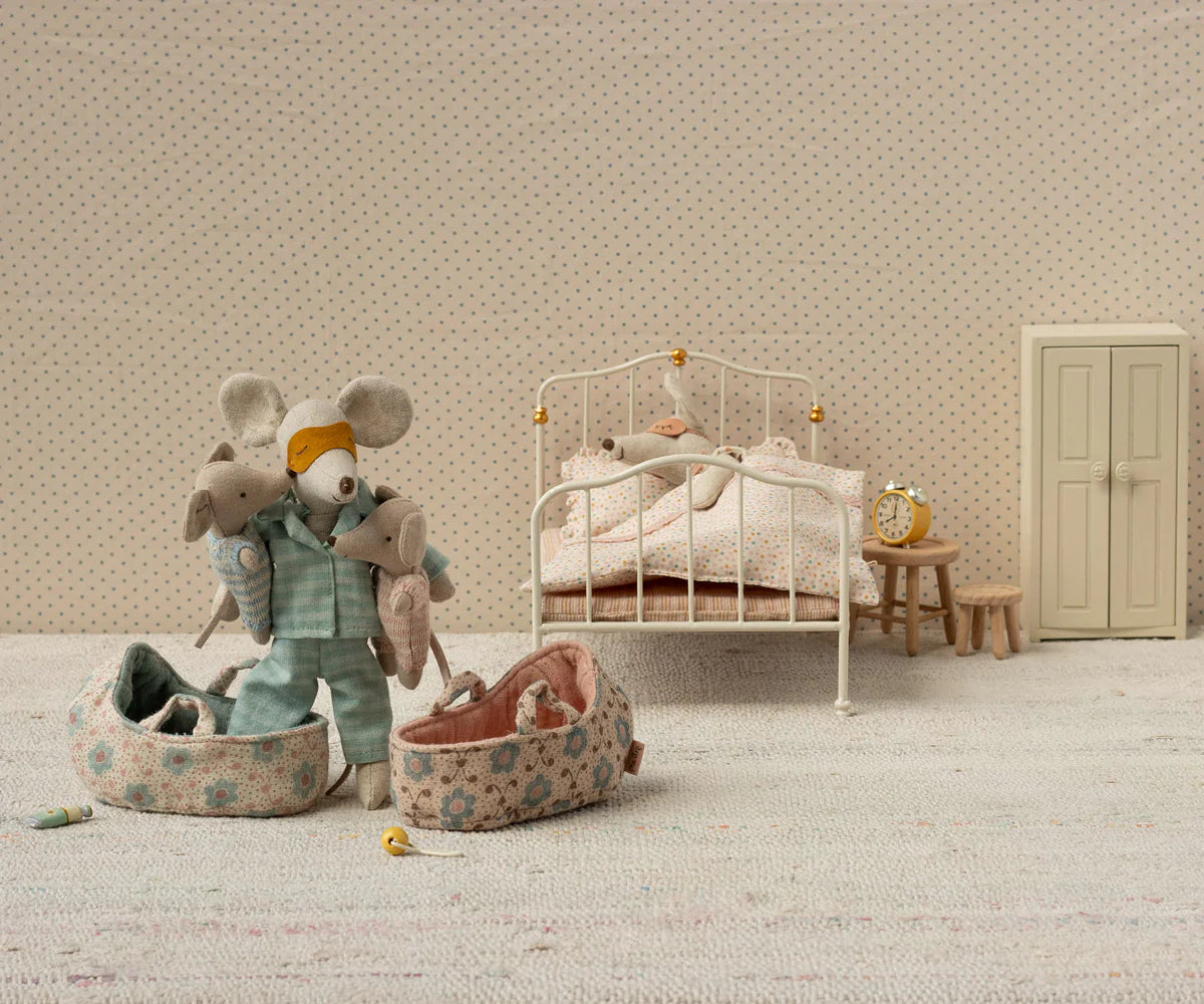 Maileg Baby Mouse Carry Cot Blue – close-up of baby mouse and bedding