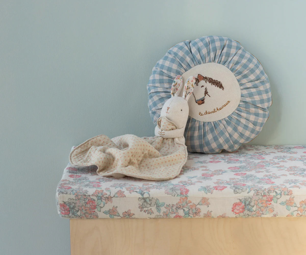 Maileg Lullaby Friends Mini Bunny Nature – close-up of bunny face and texture