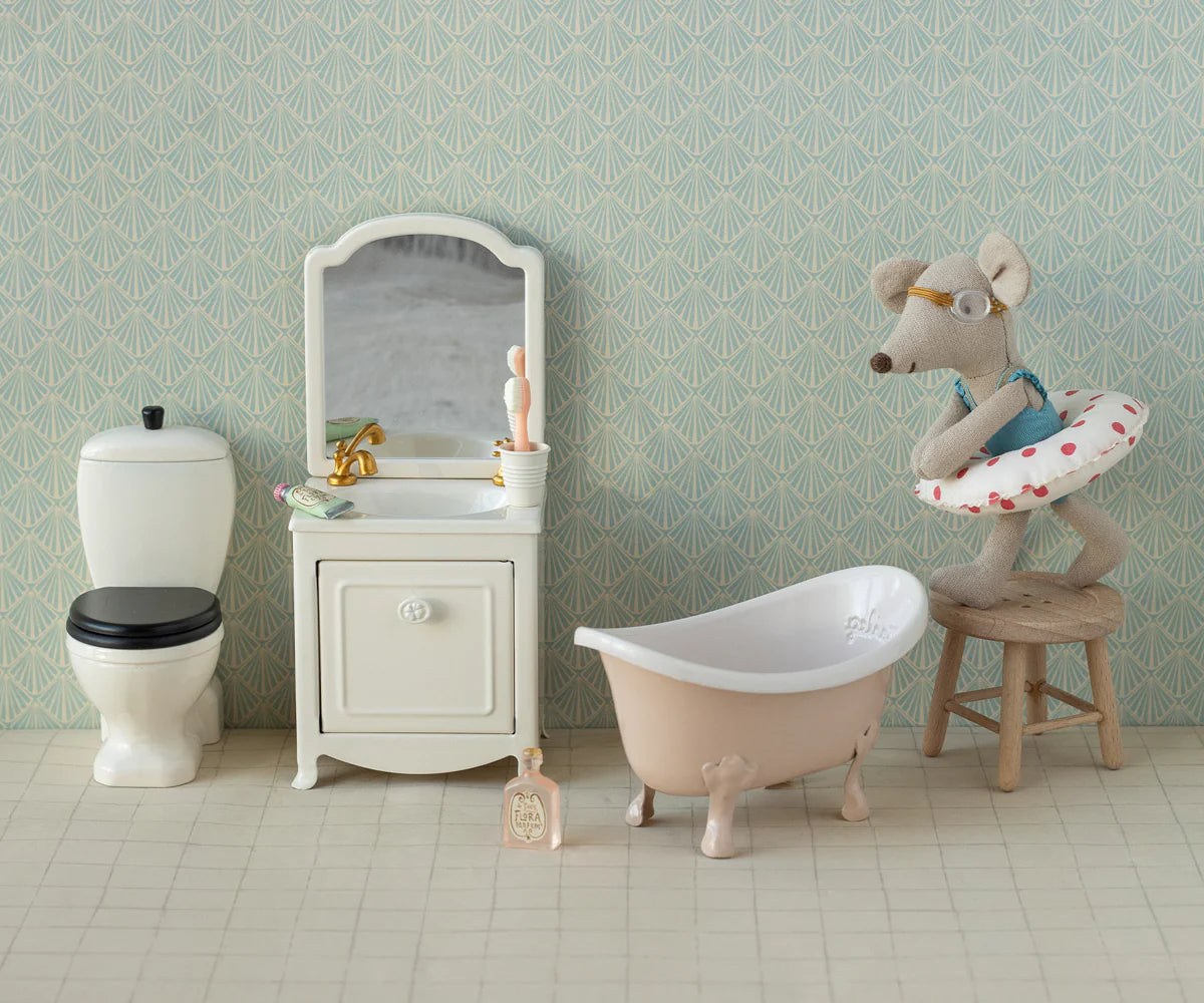 Maileg Little Sister Beach Mouse Red Dots Float – detail and scale view