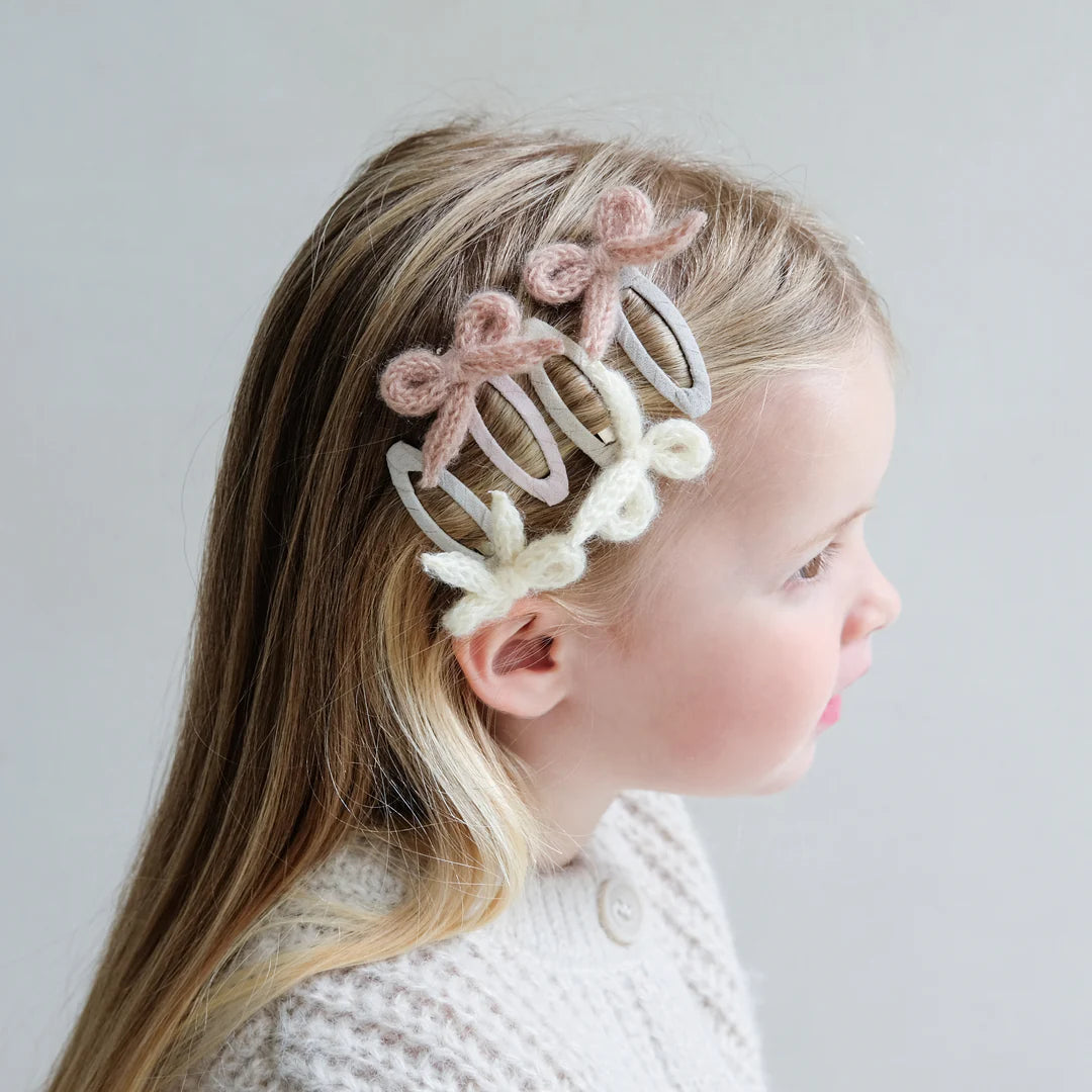 Granny knitted bow clic clacs