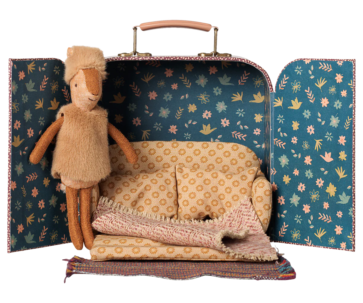 Reindeer in suitcase, Little sister