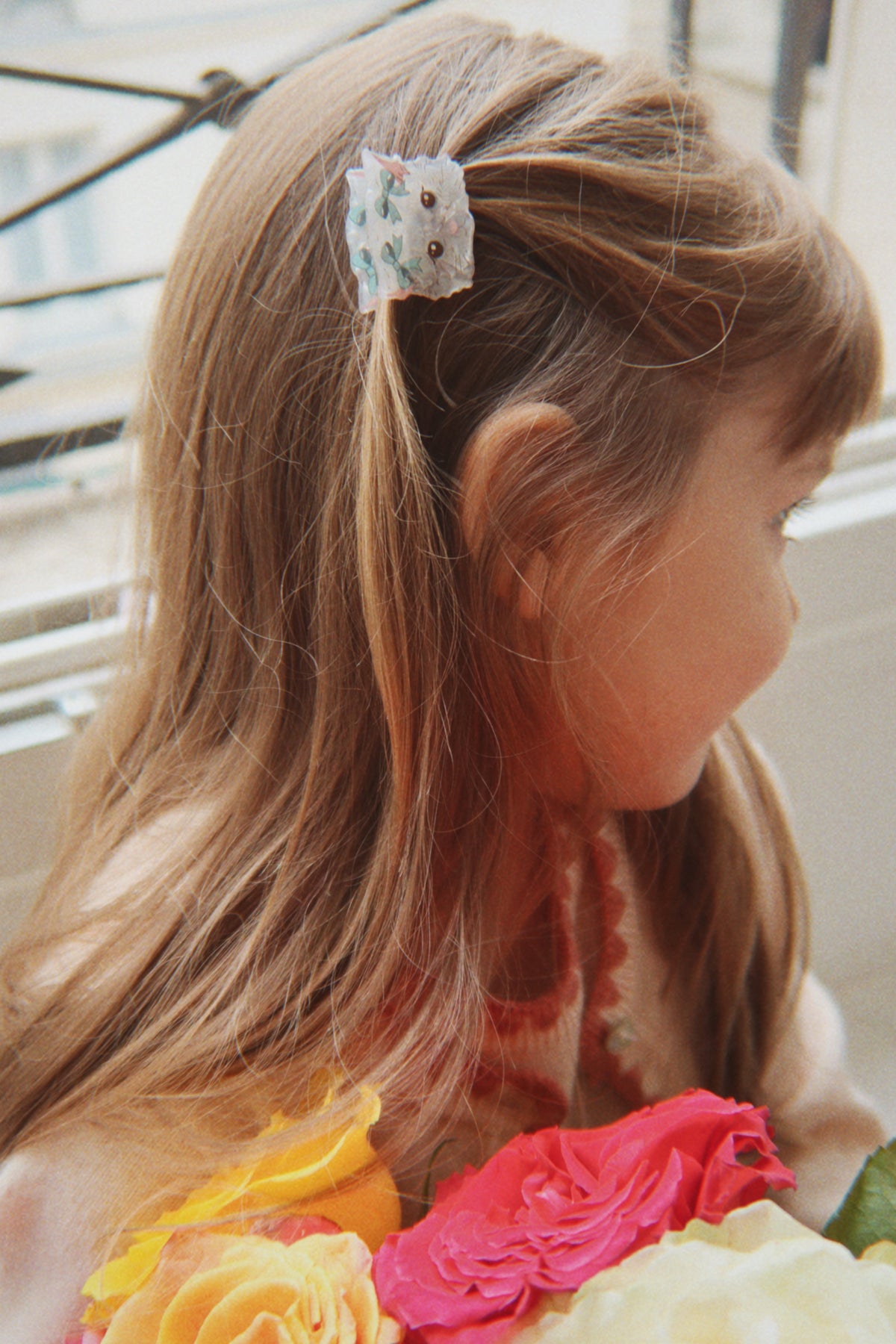 Konges Sløjd 4 Pack Small Hair Claw — lifestyle shot of child wearing hair claw