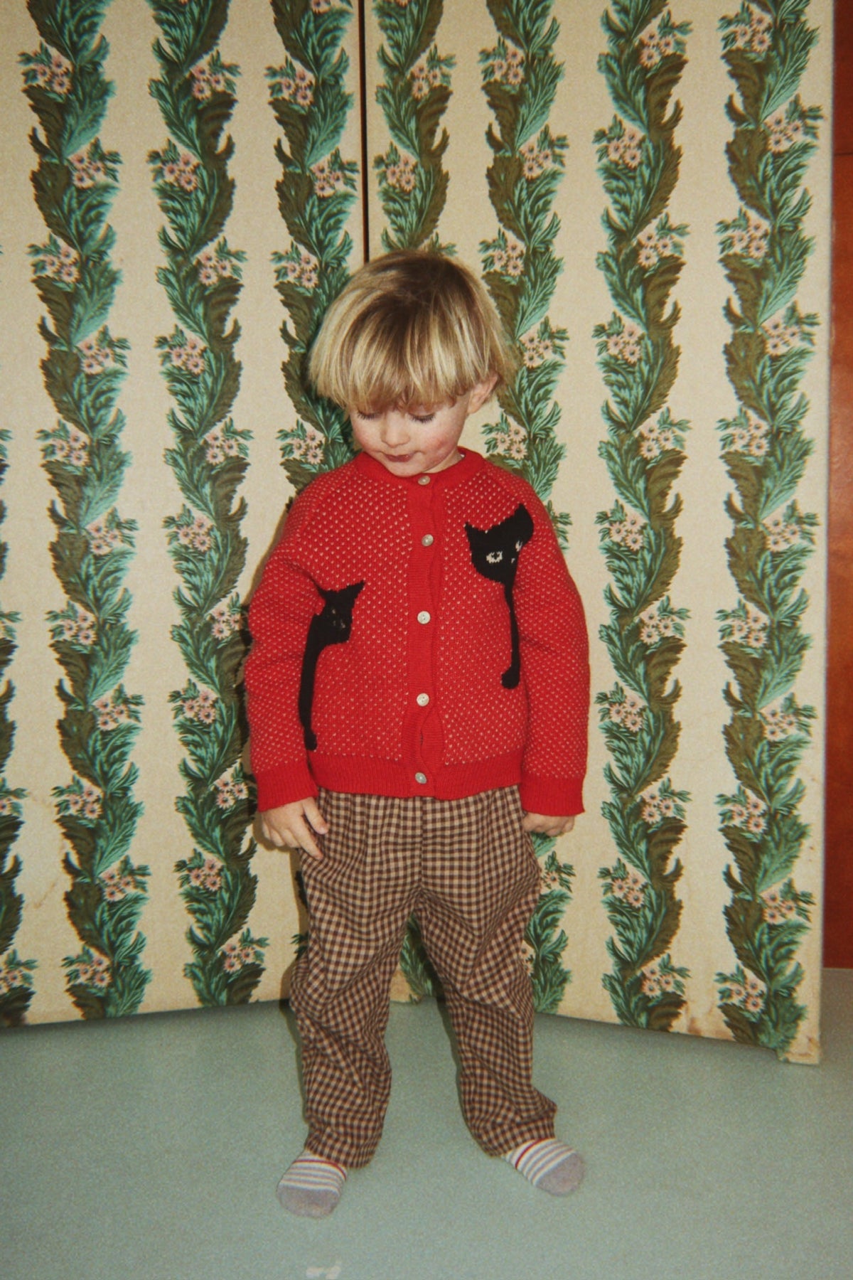 Konges Sløjd Foret Pants GOTS in Chocolate Check, lifestyle photo on model 4