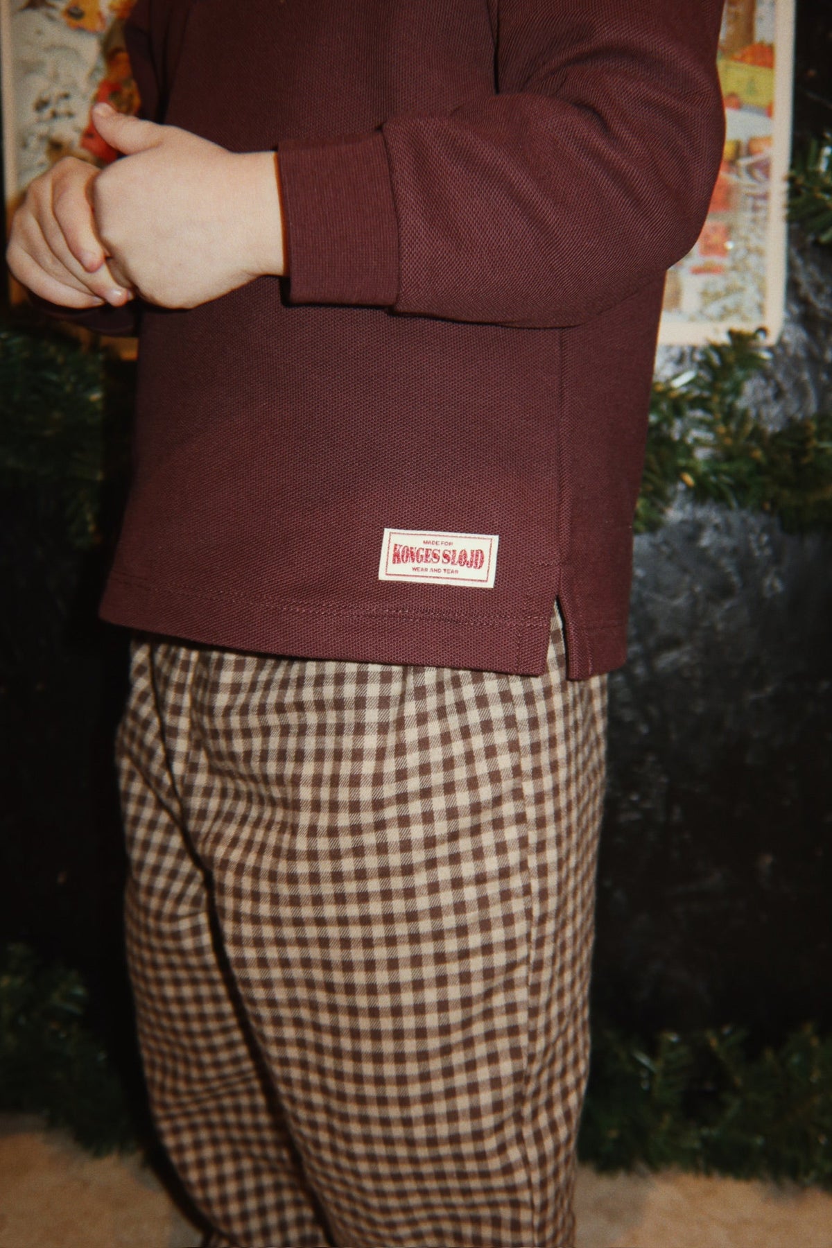 Konges Sløjd Foret Pants GOTS in Chocolate Check, lifestyle photo on model 2