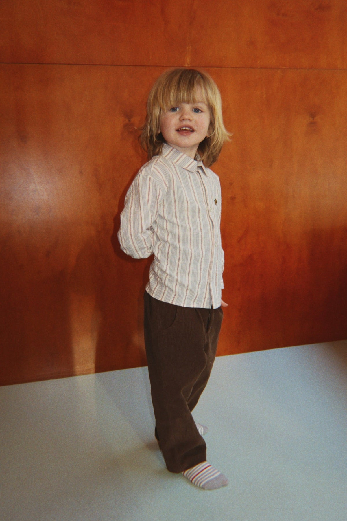 Konges Sløjd Elliot LS Shirt GOTS in Tocororo Stripe, lifestyle photo on model 2