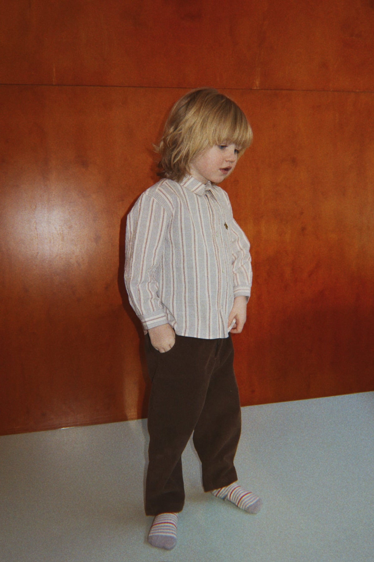 Konges Sløjd Elliot LS Shirt GOTS in Tocororo Stripe, lifestyle photo on model 4